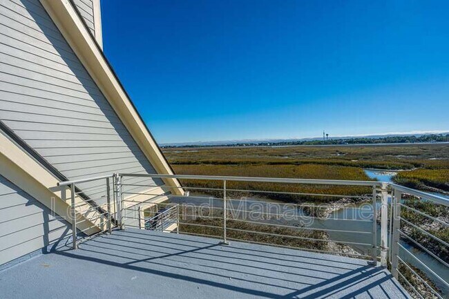 Building Photo - 242 Little Oak Island Dr