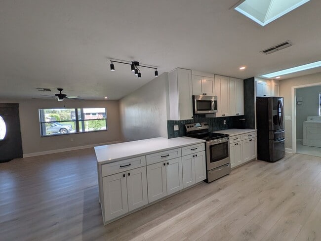 Building Photo - Gorgeous 3/2/2 Home, Great Location