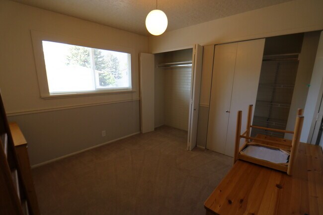 Building Photo - 4 Bedroom 3.5 Bathroom Townhome in Provo!