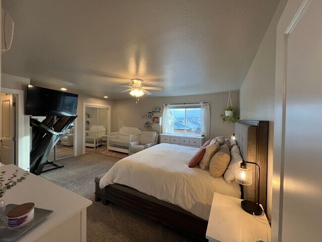 Building Photo - Cozy & Spacious Townhome for Rent