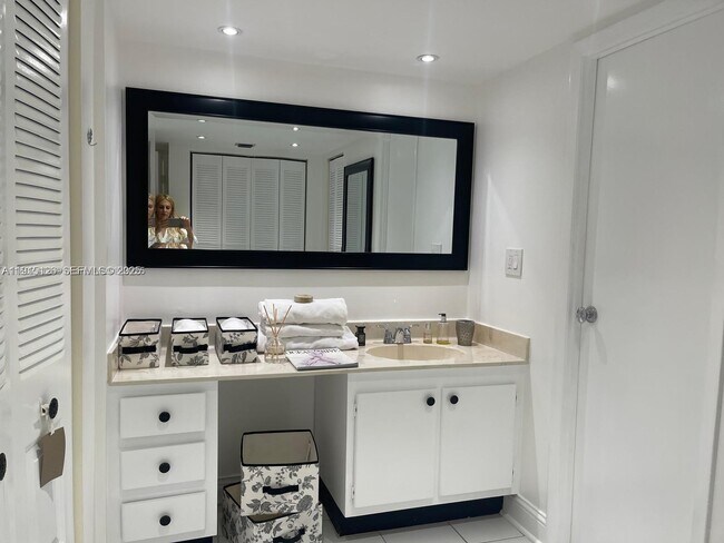 Building Photo - 20301 W Country Club Dr