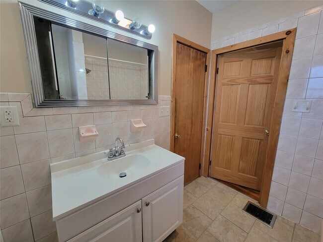 Building Photo - 90 Broad Ave