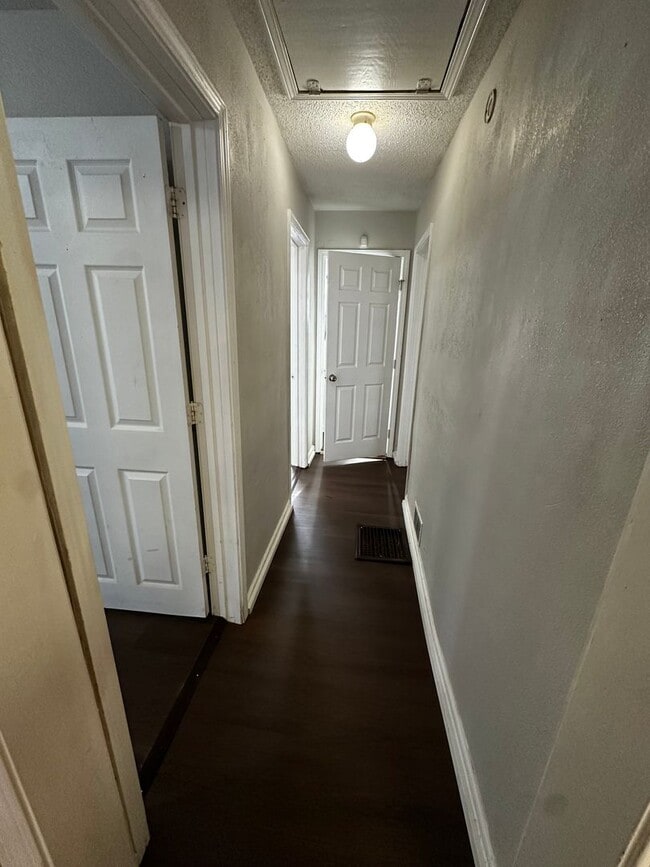 Building Photo - 3 bed 1 1/2 bath