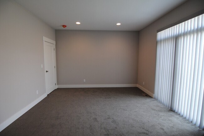 Building Photo - 1708/1710 Danny Boy Ln. Duplex