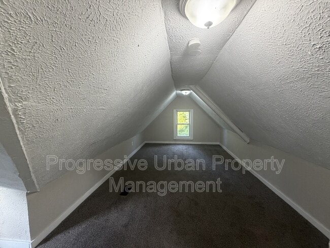 Building Photo - 1515 E 81st St