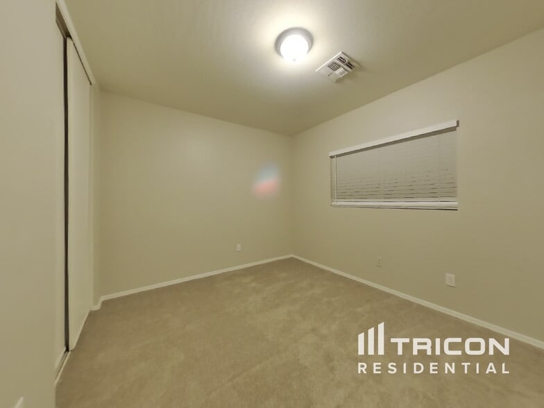 Building Photo - 11522 W Charter Oak Rd
