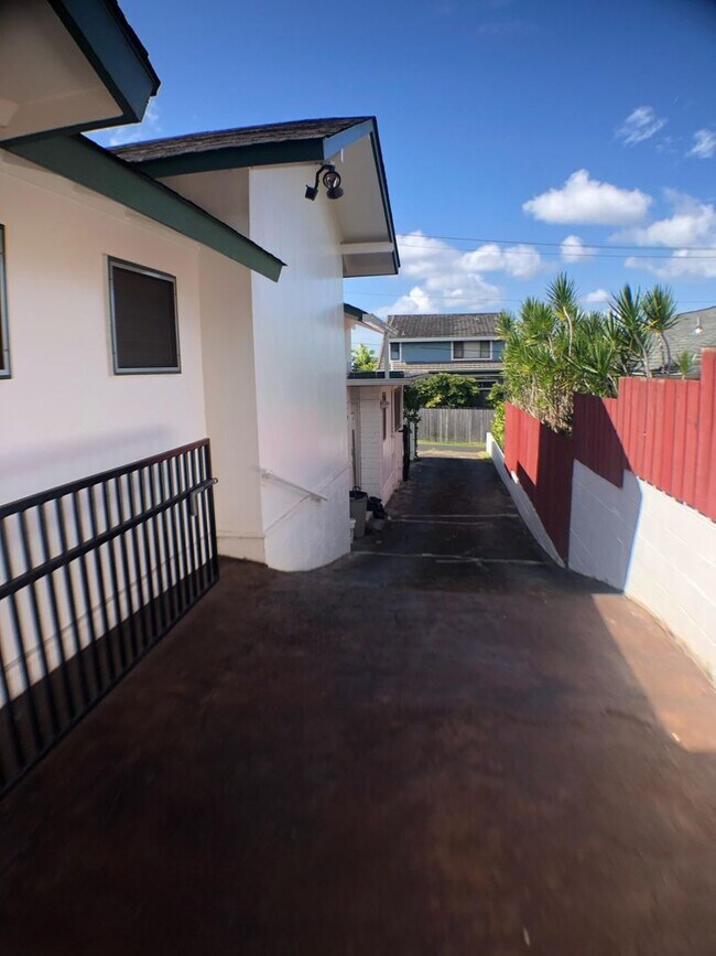 Building Photo - NEWLY RENOVATED -2 Bed, 2 Bath, 2 Parking Duplex in Aiea- UTILITIES INCLUDED!!