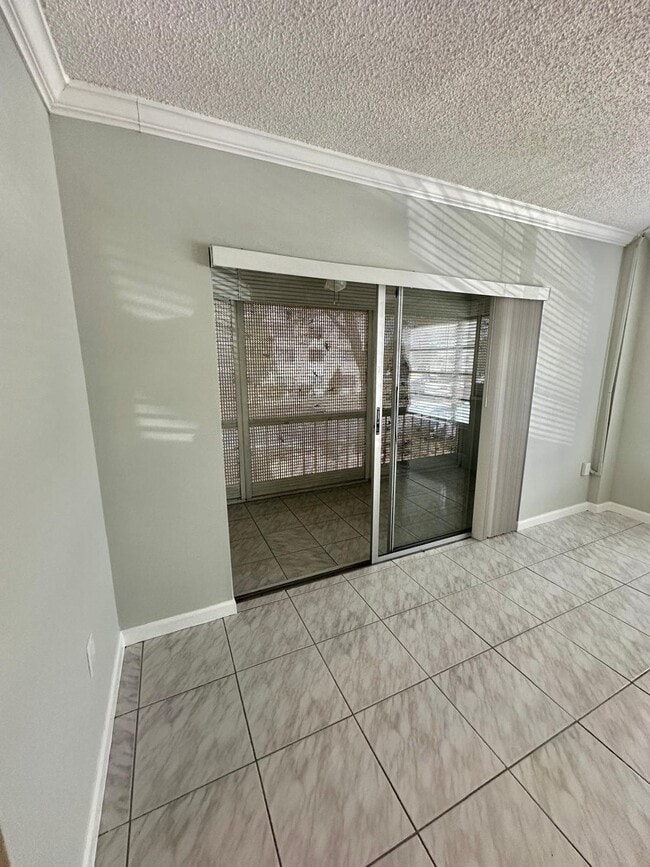 Building Photo - 4158 Inverrary Dr