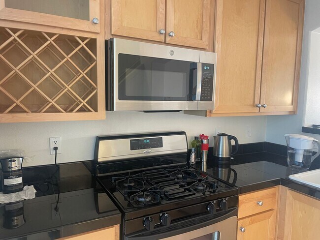Building Photo - Beautiful Murray Hills Condo Townhome Now ...