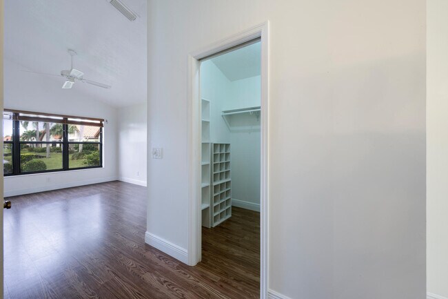 Building Photo - 2843 SW Mariposa Cir