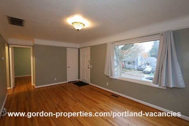 Building Photo - SE Flavel St - Woodstock 3 bedroom home with single car garage