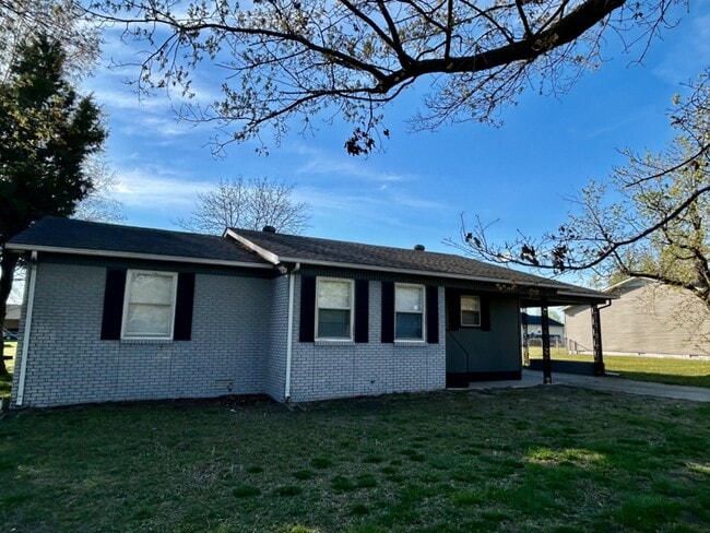 Building Photo - 825 David Ln