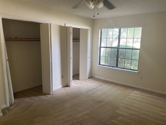 Building Photo - Large three Bedroom Home