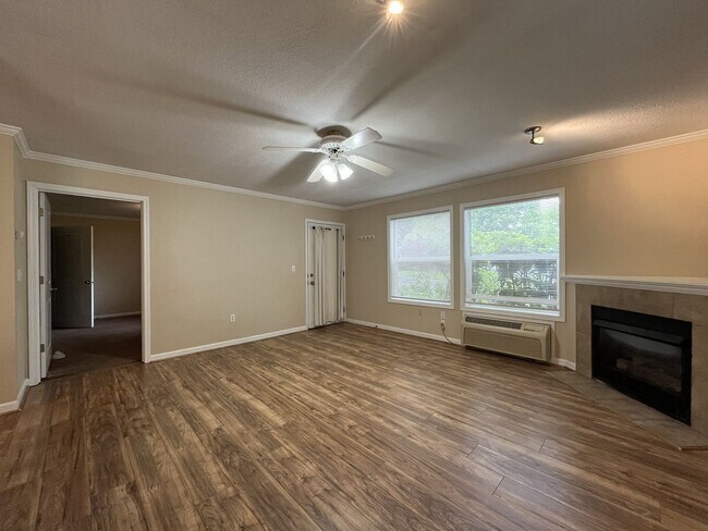 Building Photo - Spacious 904 Sq Ft Home in Bethany with Garage Parking, Washer/Dryer & Modern Kitchen Features