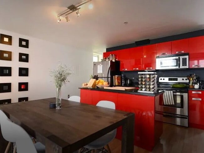 Building Photo - "Chic Urban Retreat: Spacious 1-Bedroom Apartment in the Heart of San Diego – 750 Sq Ft of Comfort!"