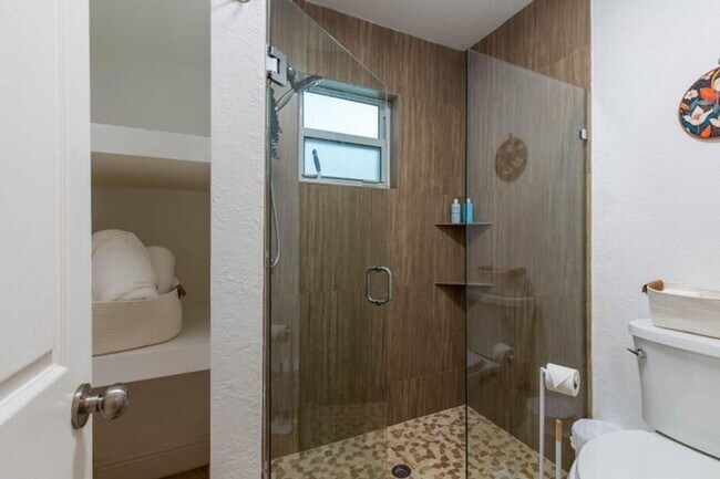 Building Photo - 327 Dartmouth Dr