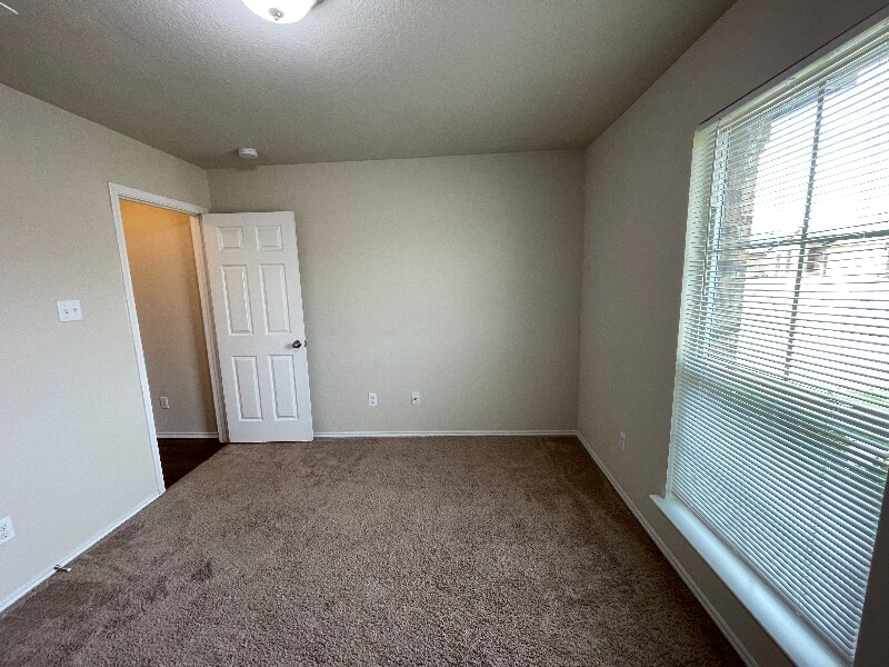 Building Photo - 2720 Samson Dr