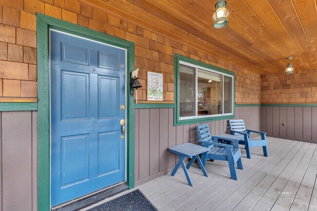 Building Photo - Mountain Lodge Home 1 Mile Away from the C...