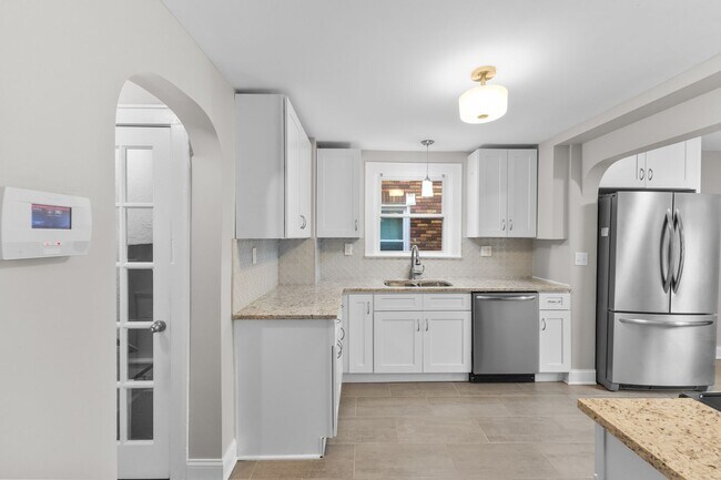 Building Photo - Charming 3-Bed Dutch Colonial with Modern Updates & Massive Yard – Minutes from German Village!
