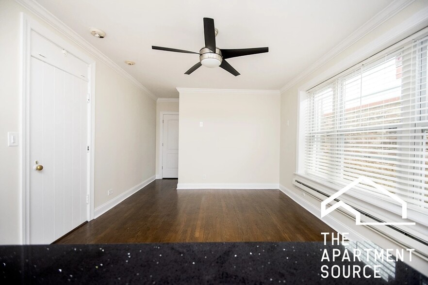 Building Photo - 918 Green Bay Rd