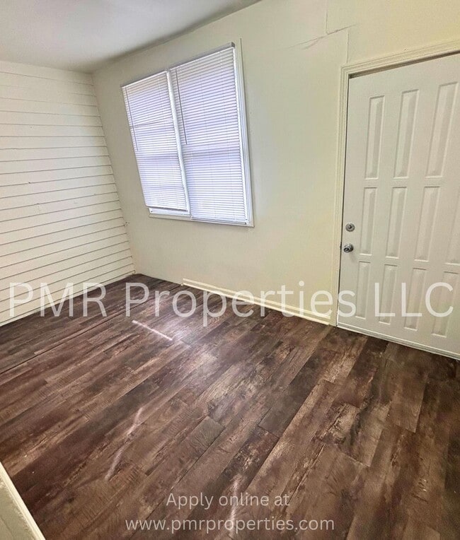 Building Photo - 2 Bedroom/ 1 Bathroom House