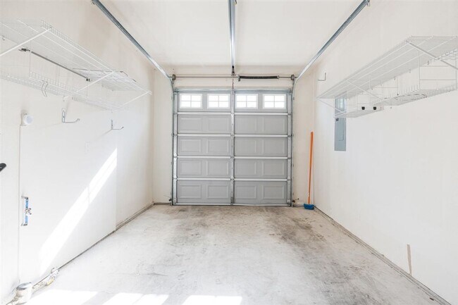 Building Photo - Charming 3 Bedroom 2.5 Bath Condo Available Now!