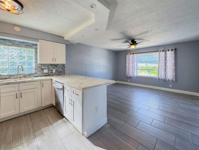 Building Photo - 902 NE 34th St