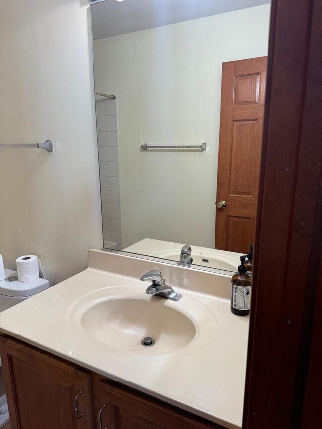 Building Photo - 2527 Oneida Ln