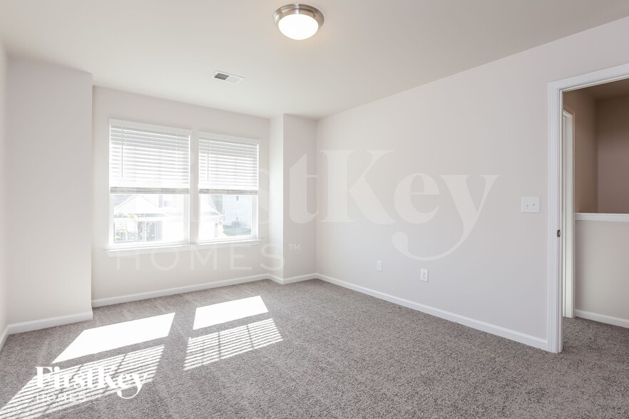 Building Photo - 1104 Mission Hill Ln