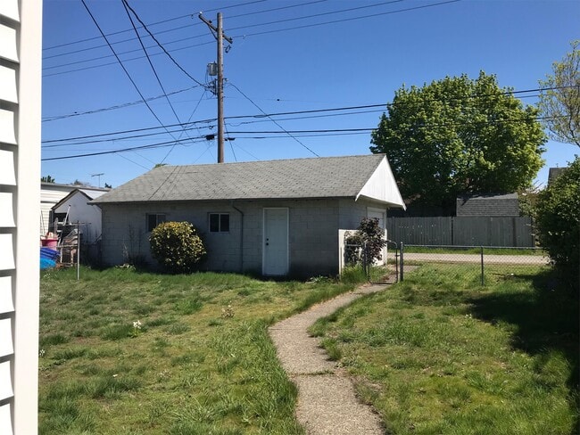 Building Photo - 6833 S Pine St