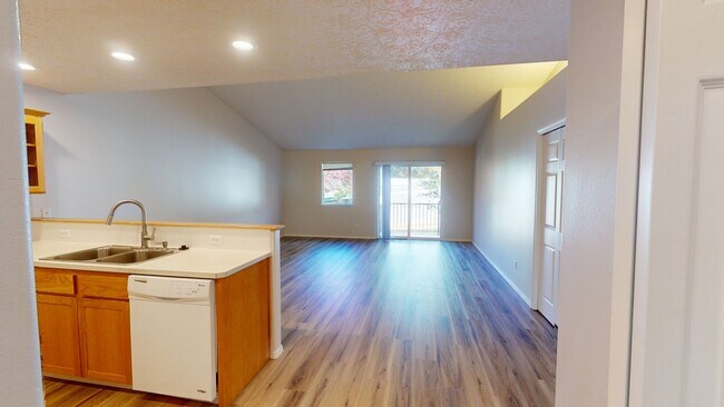 Building Photo - Single Level Family Friendly Home in Sandy. Fenced Backyard Pets Welcome