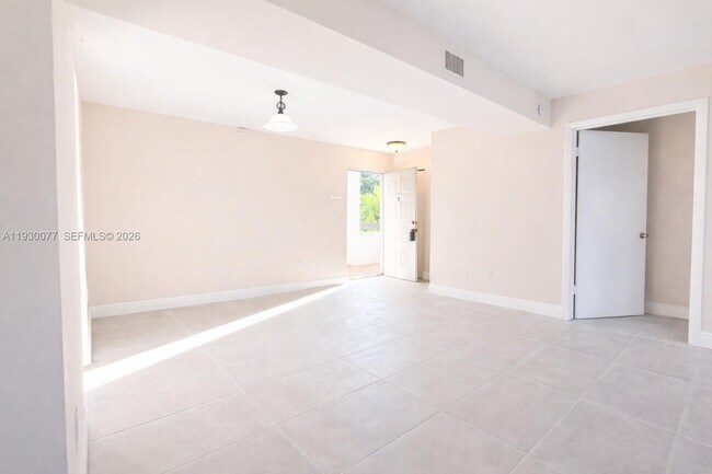 Building Photo - 731 N Pine Island Rd