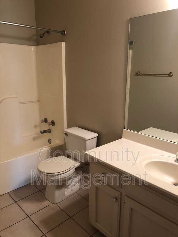 Building Photo - 221 Briarhaven Dr