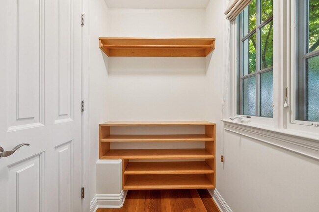 Building Photo - Beautiful, Old-World-style Home in the Heart of Central Menlo Park