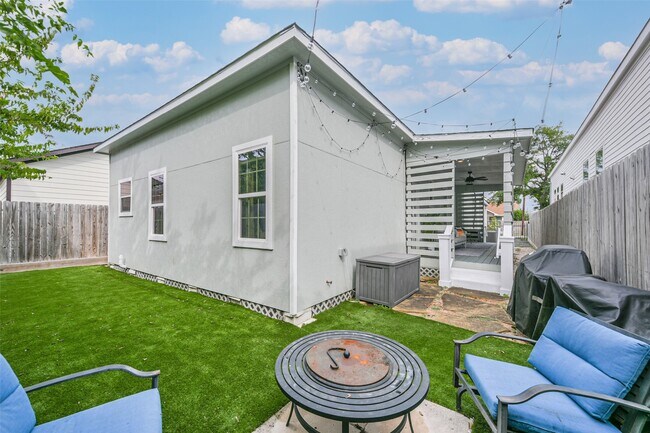 Building Photo - 213 N Hutcheson St