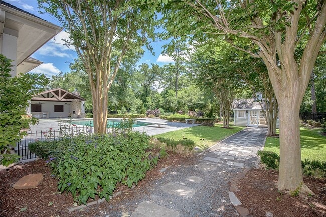 Building Photo - 611 Park Ln