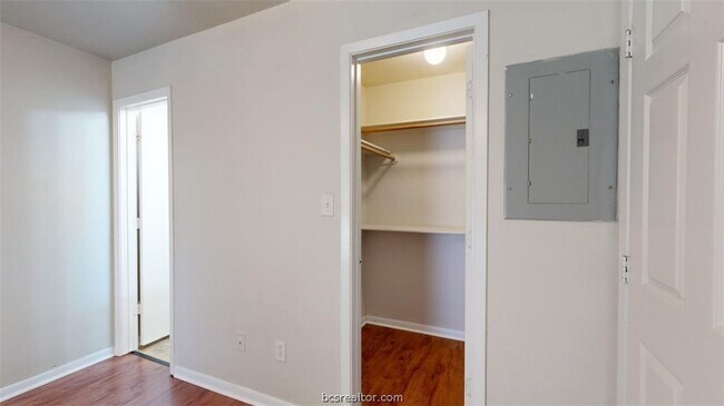 Building Photo - 1513 Hollow Hill Dr