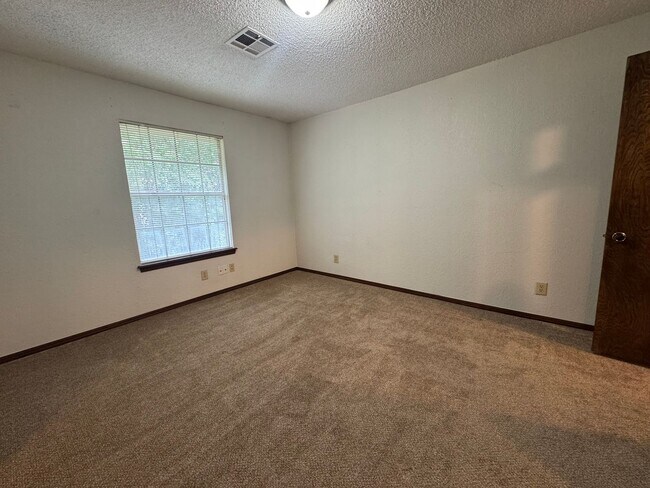 Building Photo - Gorgeous 3 bedroom 2.5 bathroom Duplex home!