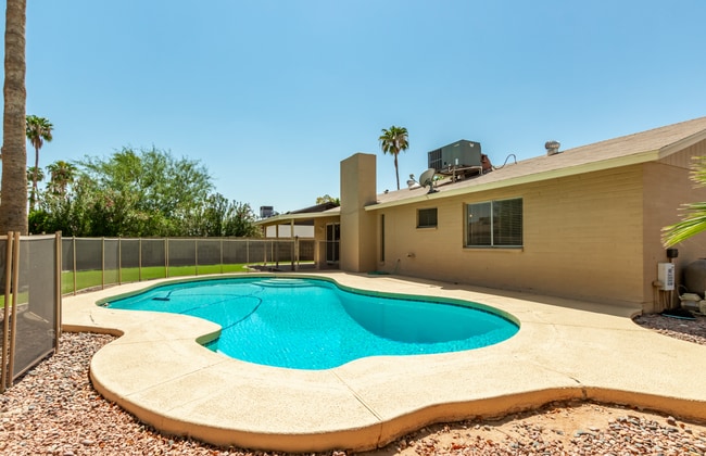 Building Photo - 2215 N Los Altos Dr