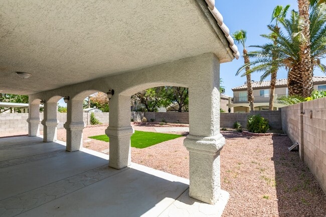 Building Photo - Stunning 3 Bedroom, 2.5 Bathroom Home in E...