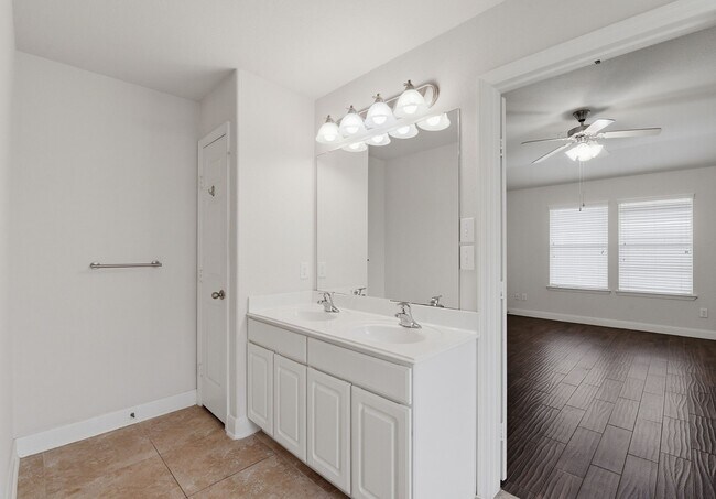 Building Photo - 31039 Sundance Woods Ct