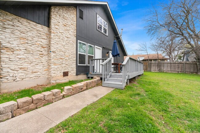 Building Photo - 2104 Lamplight Village Cir