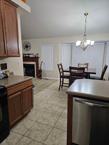 kitchen-eat in - 615 Grayhawk Cir