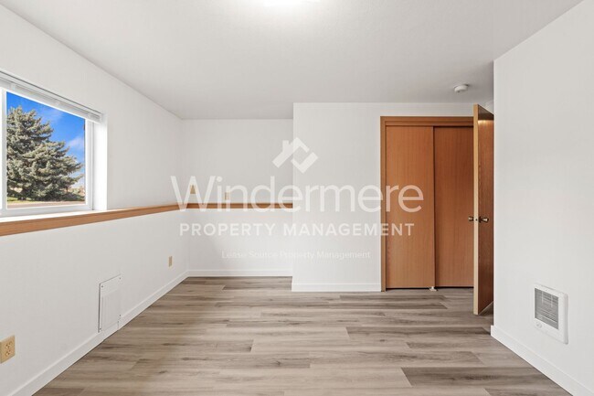 Building Photo - *MOVE IN SPECIAL * 1/2 OFF FIRST FULL MONT...