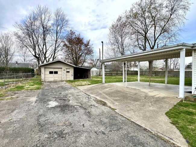 Building Photo - 252 Coovert St