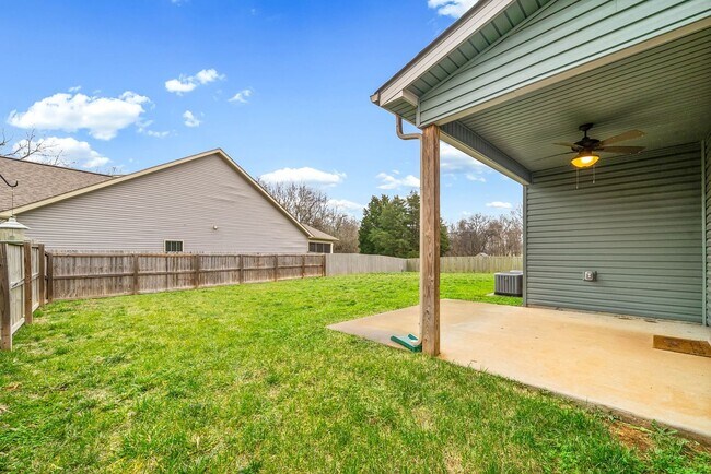 Building Photo - Beautiful 4 bedroom Pet Friendly Home For Rent!