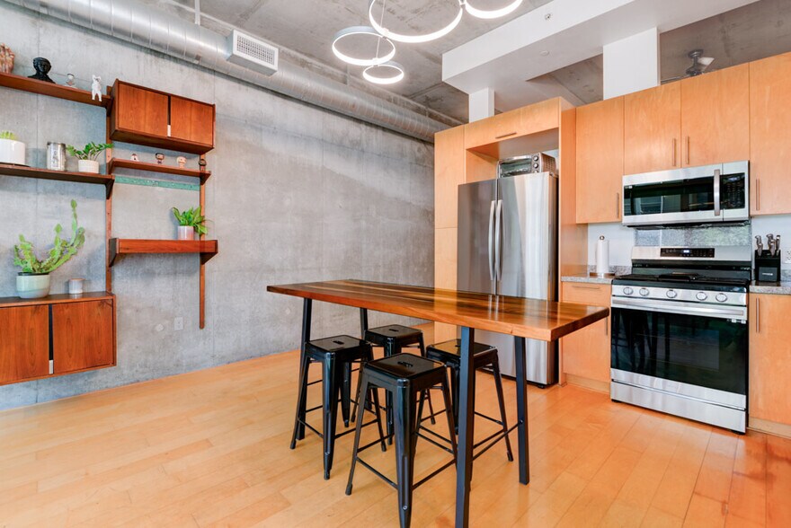 Building Photo - 1025 Island
