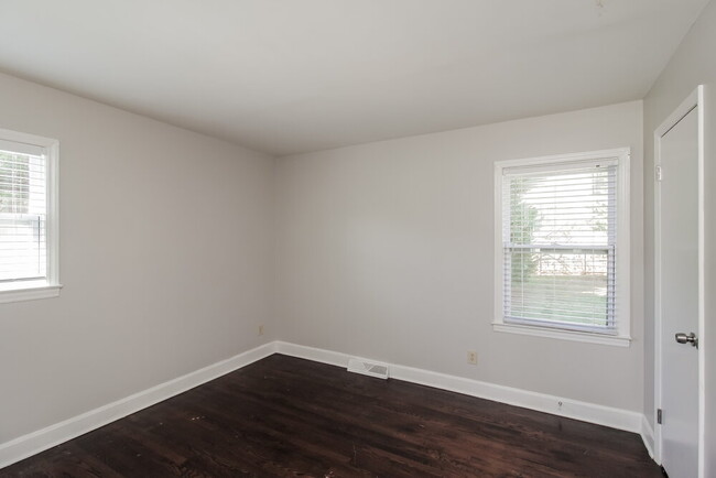 Building Photo - 2836 Parkmont Dr