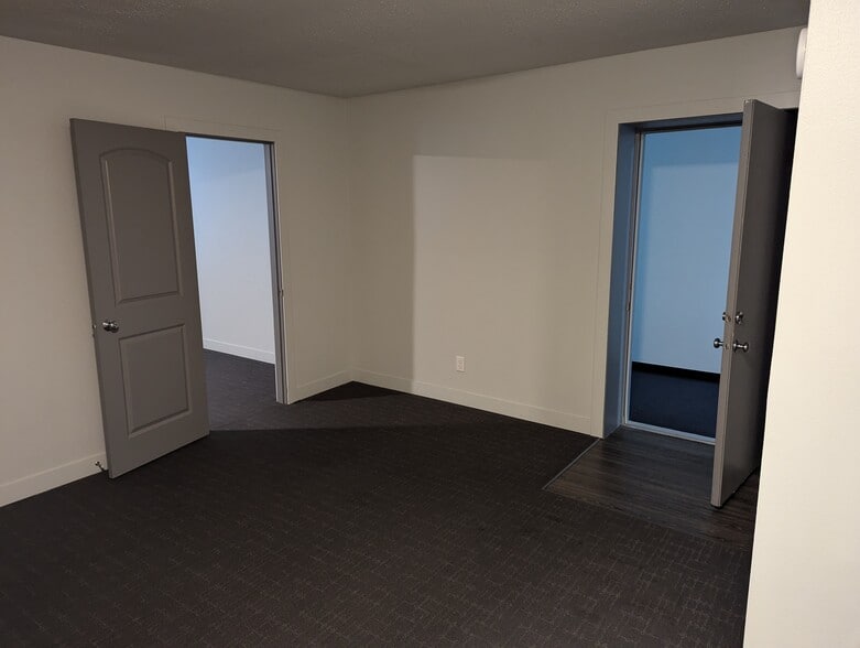 Building Photo - 207 3rd St S