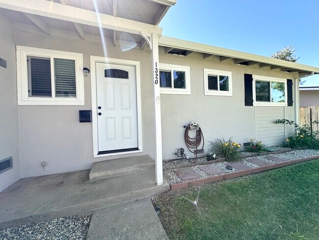 Building Photo - Beautiful three bedroom two bath home in Roseville!!